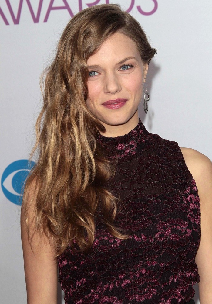Tracy Spiridakos;<br>People's Choice Awards 2013 - Red Carpet Arrivals