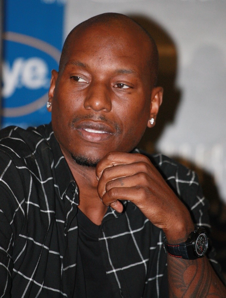 https://www.aceshowbiz.com/images/wennpic/tyrese-gibson-promotes-and-signs-copies-of-album-black-rose-01.jpg