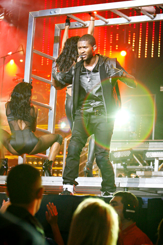 Usher;<br>KIIS FM's 2010 Wango Tango Concert - Show