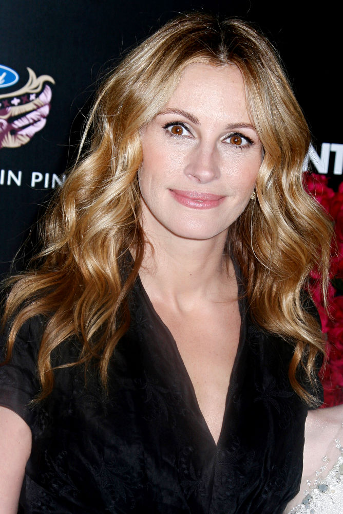 Julia Roberts;<br>Los Angeles World Premiere of 'Valentine's Day' - Red Carpet