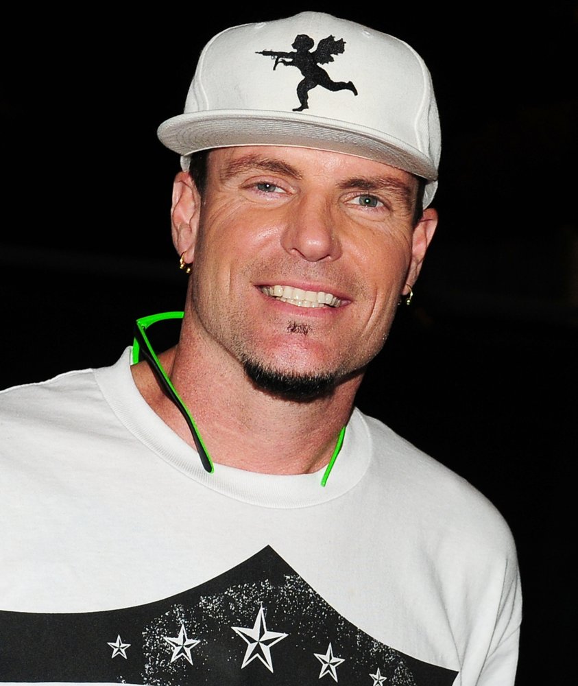 Vanilla Ice Picture 28 Vanilla Ice Signs Autographs for Waiting Fans