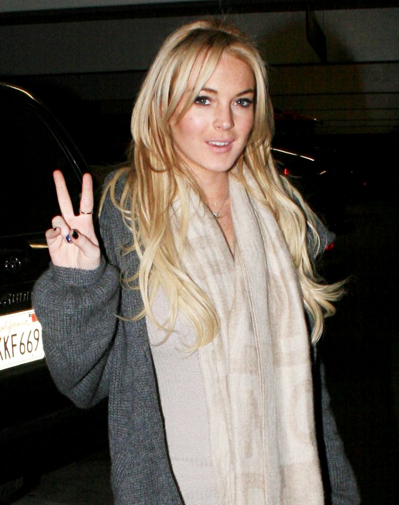 Lindsaylohan Picture 88 Lindsay Lohan Giving a Piece Sign to