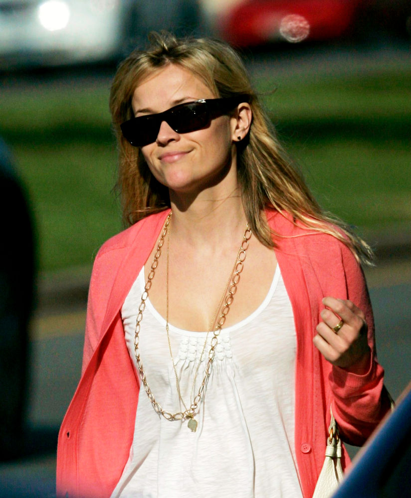 Reese Witherspoon;<br>Reese Witherspoon Leaves A Store on Montana Avenue and Heads Back to Her Boyfriend's Car