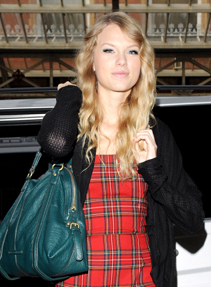 Taylor Swift;<br>Taylor Swift returning to her London Hotel