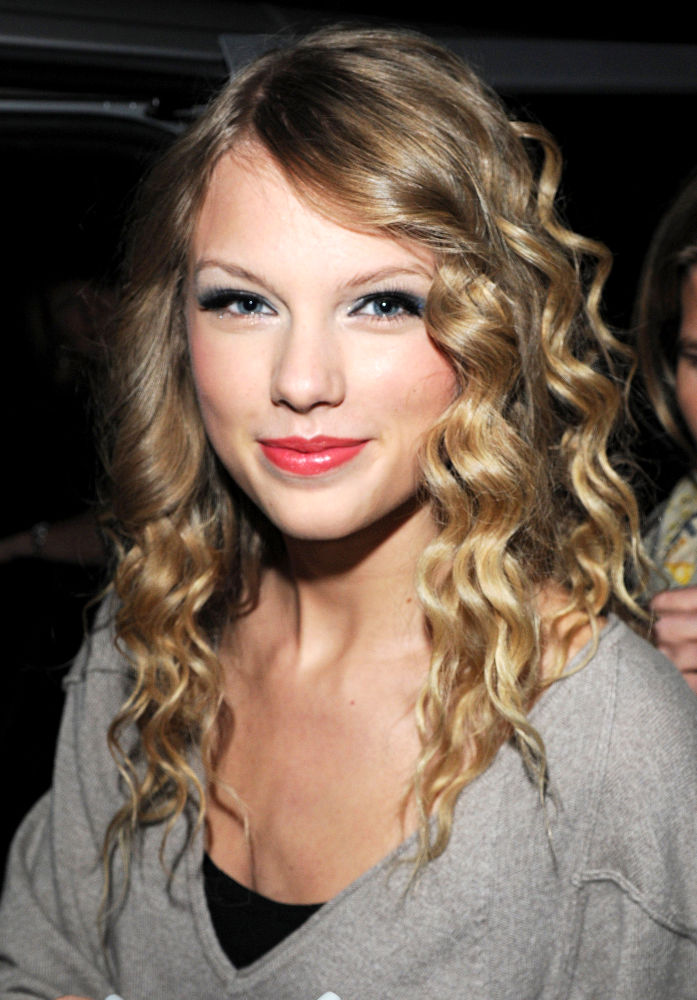 Taylor Swift;<br>Taylor Swift Greets Fans Outside Her London Hotel Before Making Her Way to The 'Children in Need'