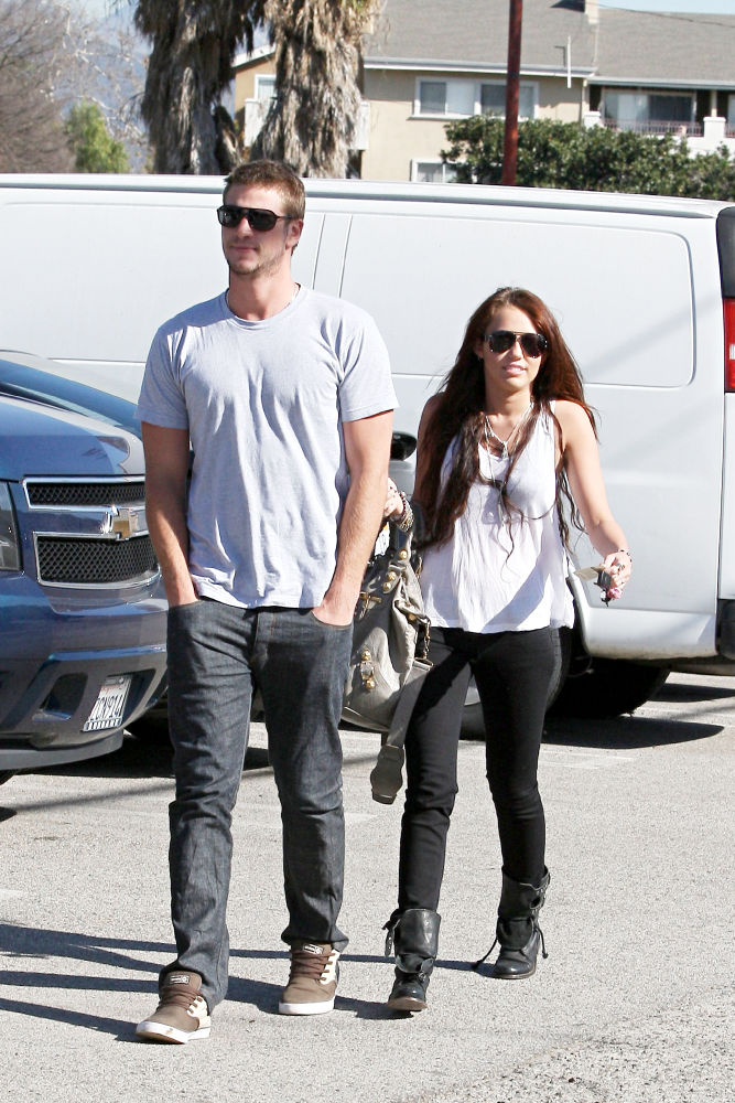 Besotted With Liam Hemsworth, Miley Cyrus Forced to Play Cool