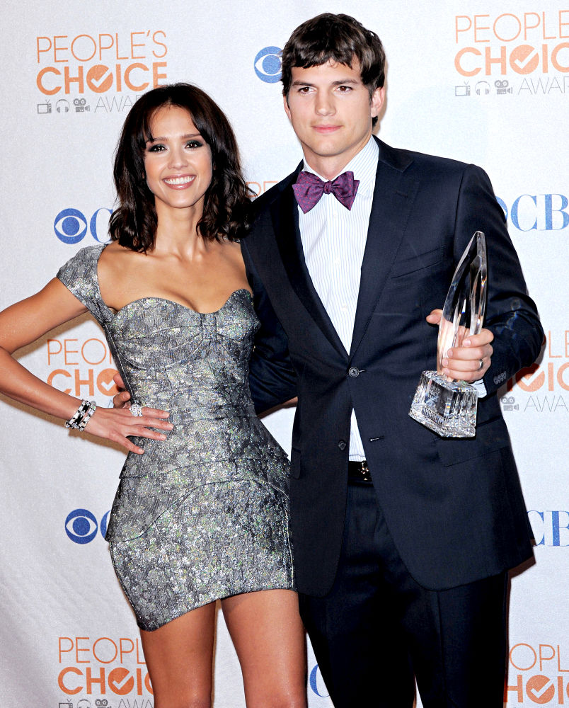 Jessica Alba;Ashton Kutcher;<br>People's Choice Awards 2010 - Press Room