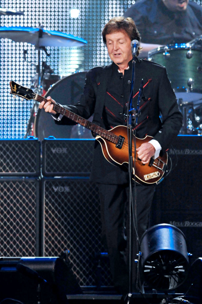 Paul McCartney Serenades Bill Clinton on His 64th Birthday