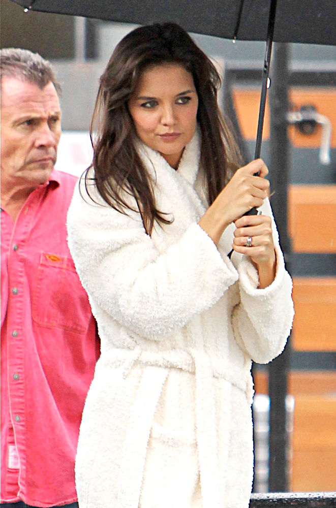 Katie Holmes;<br>Katie Holmes Shelters Underneath an Umbrella as She Returns to Her Trailer Wrapped