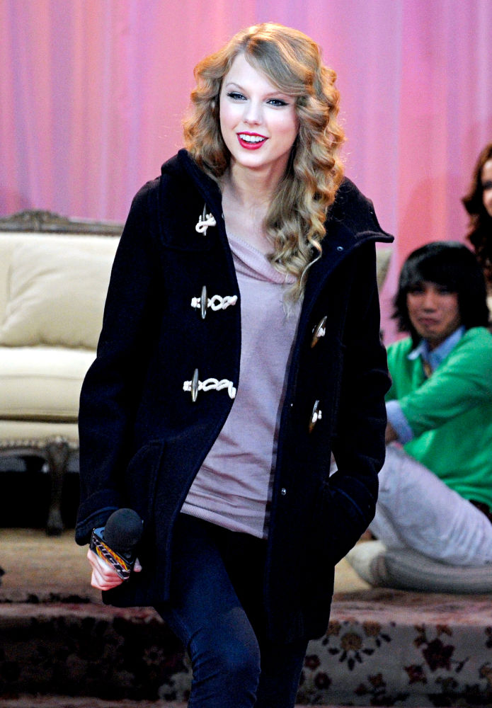 Taylor Swift;<br>Taylor Swift Meets with Fans Waiting Outside MuchMusic Studio on Queen Street
