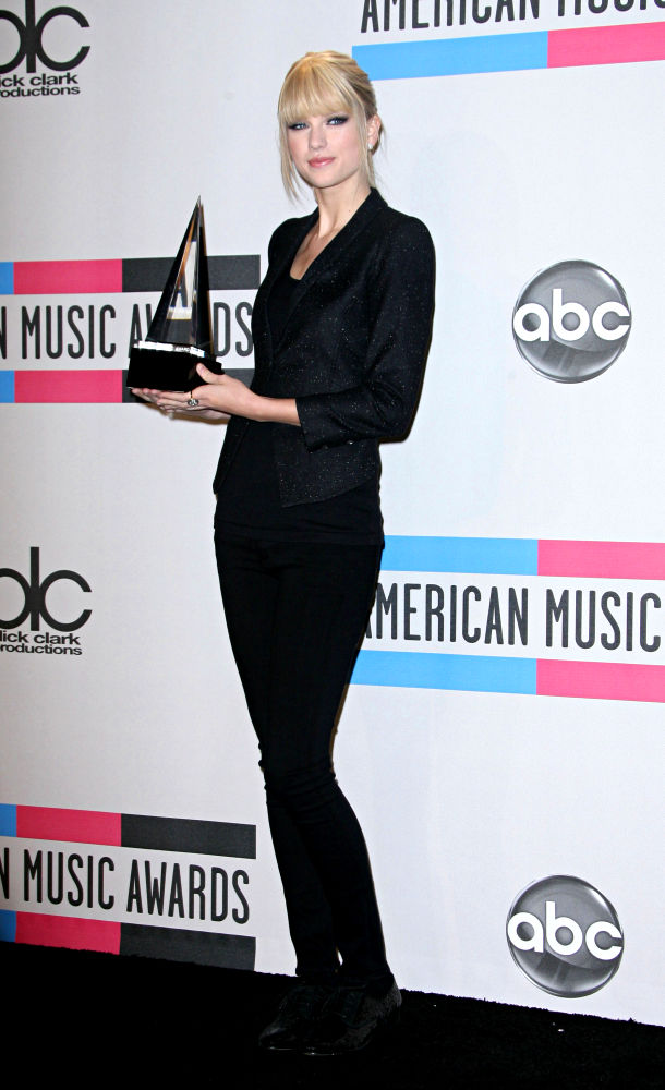 Taylor Swift;<br>2010 American Music Awards - Press Room