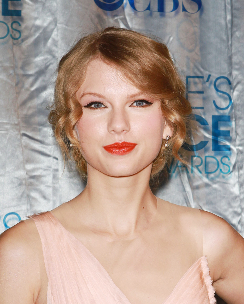 Taylor Swift;<br>2011 People's Choice Awards - Arrivals