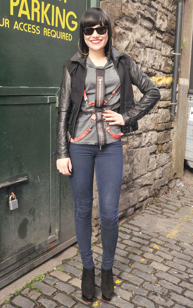 Jessie J Backs Writing Contest