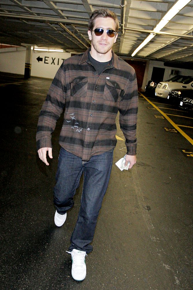 Jake Gyllenhaal;<br>Jake Gyllenhaal Pays for His Parking while Leaving A Medical Centre in Beverly Hills