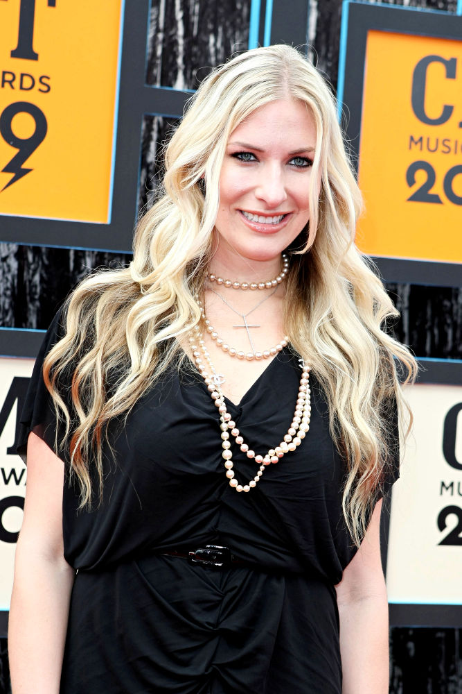 Holly Williams Picture 1 2009 CMT Music Awards Arrivals