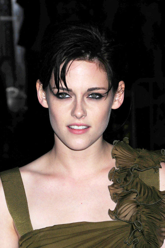 Kristen Stewart;<br>The Cinema Society & D&G screening of 'The Twilight Saga: New Moon' - Outside Arrivals