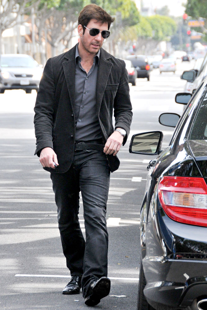 Dylan McDermott;<br>Picks up his Daughter from School