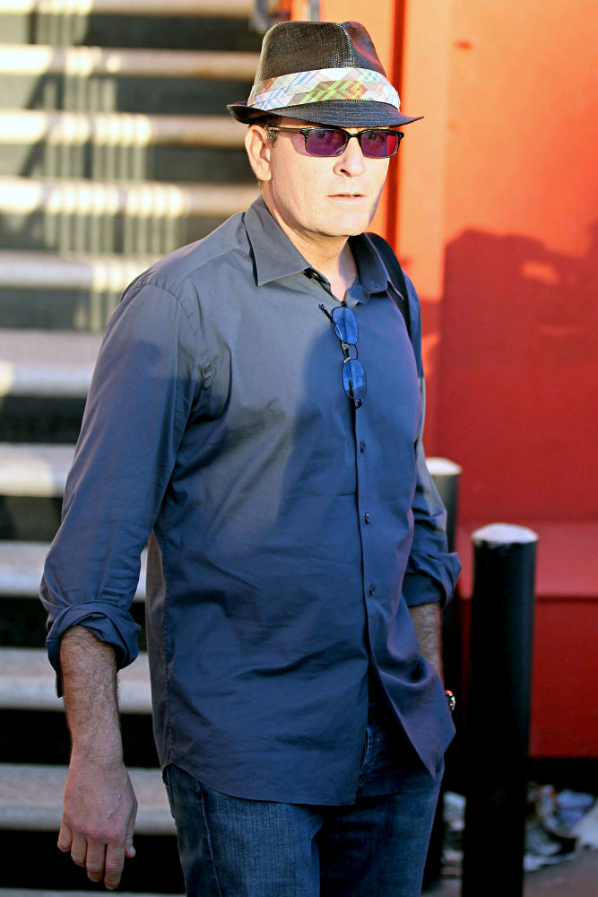 Charlie Sheen Gives iPad to 'Two and a Half Men' Crew for Christmas