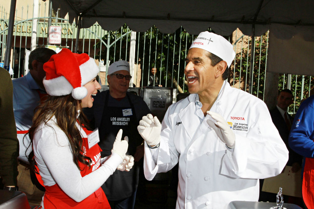Jennifer Love Hewitt;Antonio Villaraigosa;<br>Celebrities Volunteer on Christmas Eve to Serve The Homeless