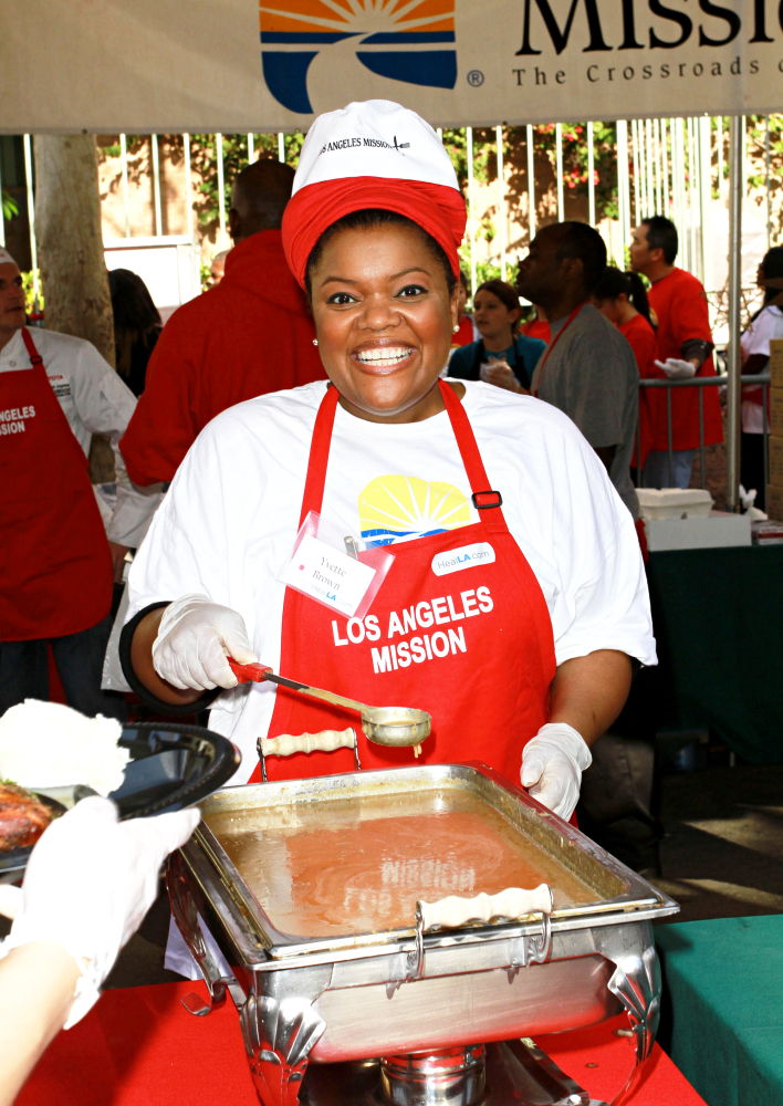 Yvette Nicole Brown;<br>Celebrities Volunteer on Christmas Eve to Serve The Homeless