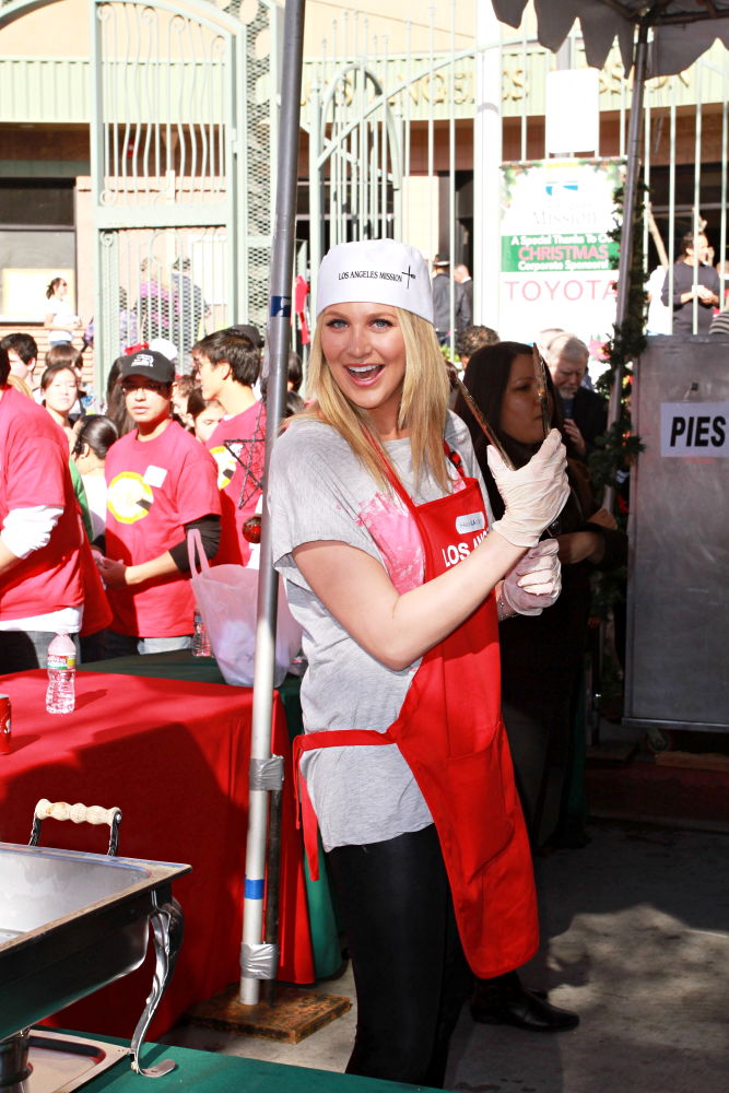 Stephanie Pratt;<br>Celebrities Volunteer on Christmas Eve to Serve The Homeless