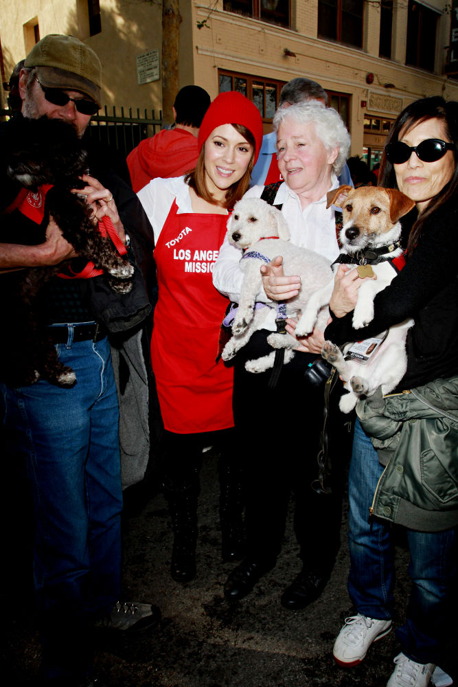 Alyssa Milano;<br>Celebrities Volunteer on Christmas Eve to Serve The Homeless