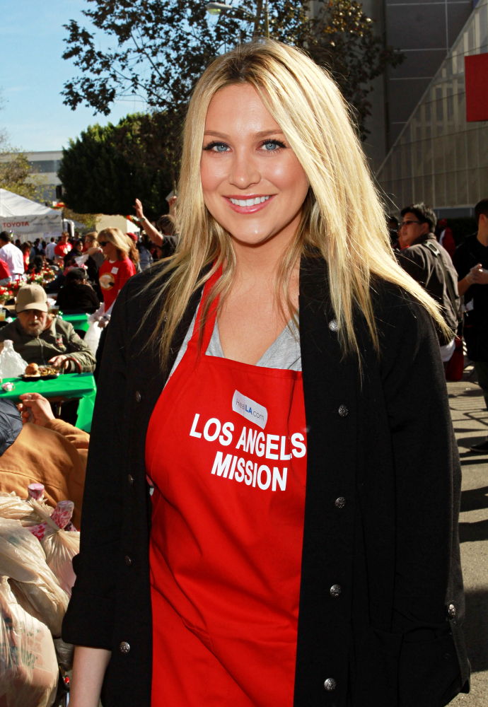 Stephanie Pratt;<br>Celebrities Volunteer on Christmas Eve to Serve The Homeless