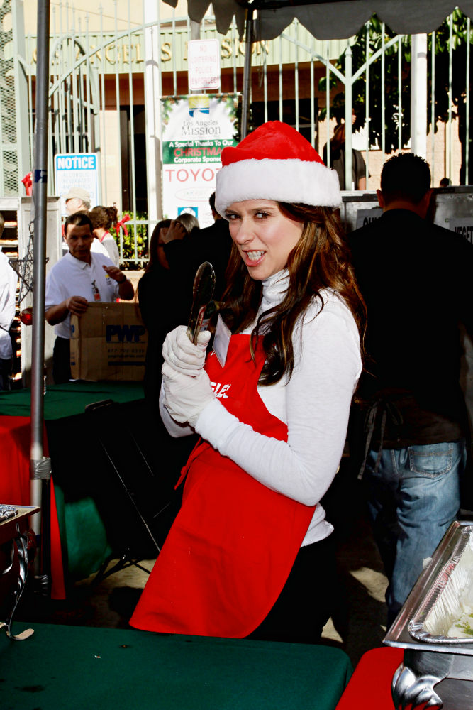 Jennifer Love Hewitt;<br>Celebrities Volunteer on Christmas Eve to Serve The Homeless