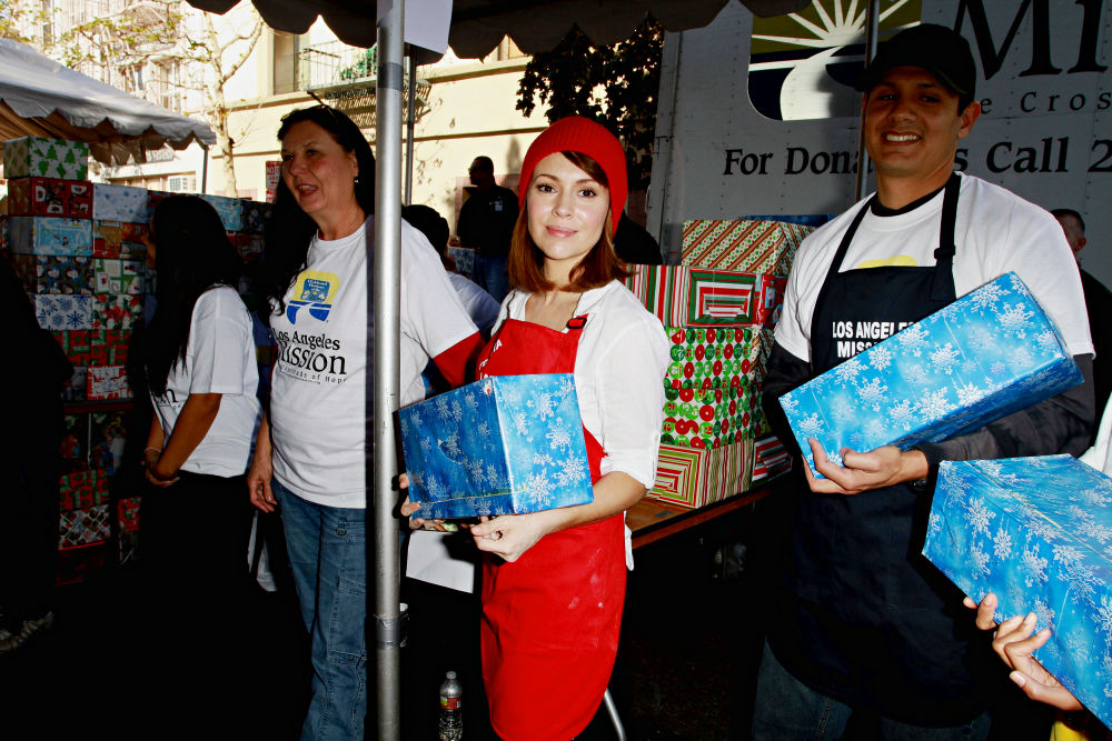 Alyssa Milano;<br>Celebrities Volunteer on Christmas Eve to Serve The Homeless