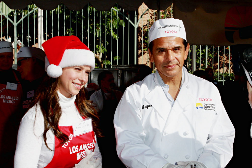Jennifer Love Hewitt;Antonio Villaraigosa;<br>Celebrities Volunteer on Christmas Eve to Serve The Homeless
