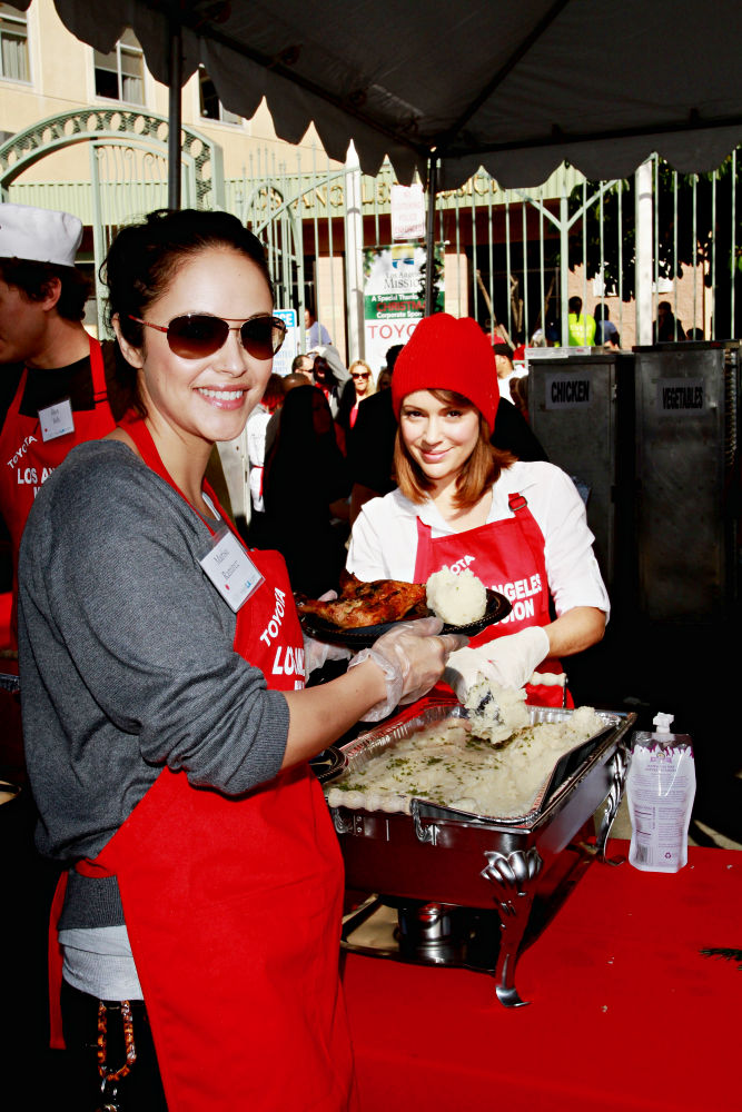 Marisa Ramirez;Alyssa Milano;<br>Celebrities Volunteer on Christmas Eve to Serve The Homeless