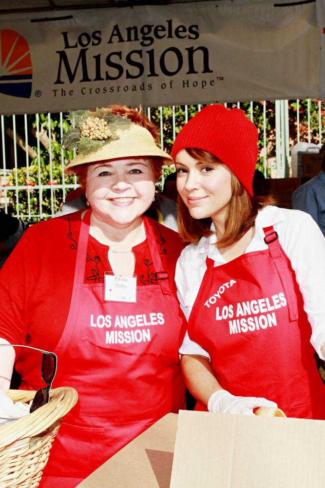 Patrika Darbo;Alyssa Milano;<br>Celebrities Volunteer on Christmas Eve to Serve The Homeless
