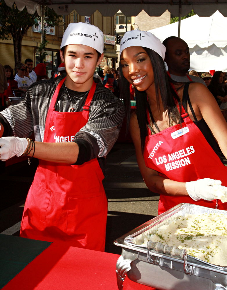 Brandy;<br>Celebrities Volunteer on Christmas Eve to Serve The Homeless