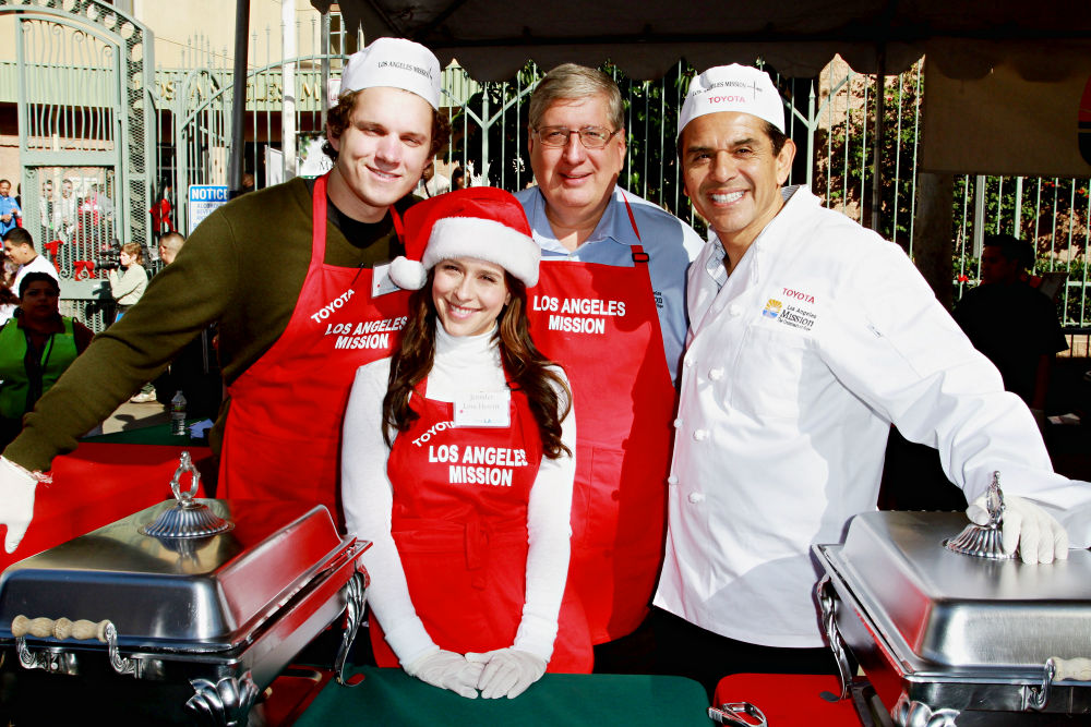 Alex Beh;Jennifer Love Hewitt;Antonio Villaraigosa;<br>Celebrities Volunteer on Christmas Eve to Serve The Homeless