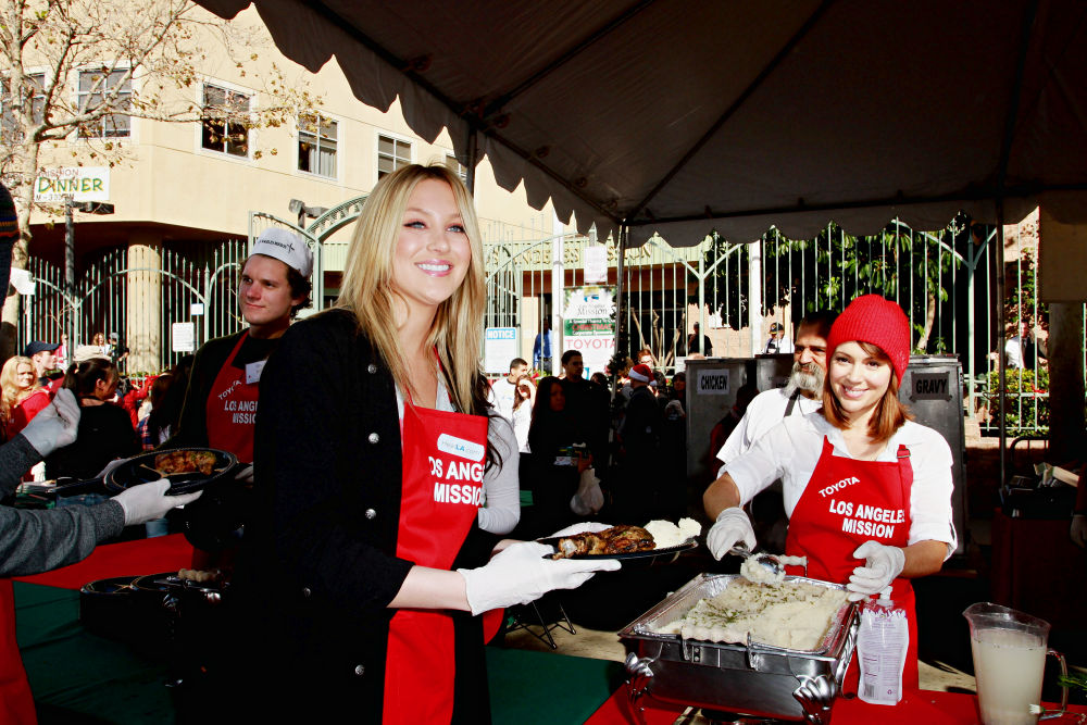 Stephanie Pratt;Alyssa Milano;<br>Celebrities Volunteer on Christmas Eve to Serve The Homeless