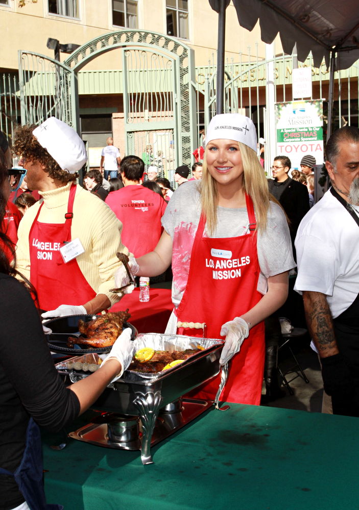 Stephanie Pratt;<br>Celebrities Volunteer on Christmas Eve to Serve The Homeless