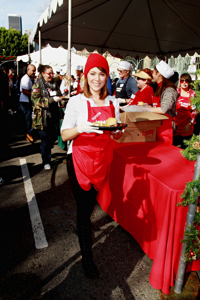 Alyssa Milano;<br>Celebrities Volunteer on Christmas Eve to Serve The Homeless
