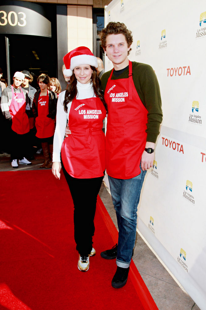 Jennifer Love Hewitt;Alex Beh;<br>Celebrities Volunteer on Christmas Eve to Serve The Homeless