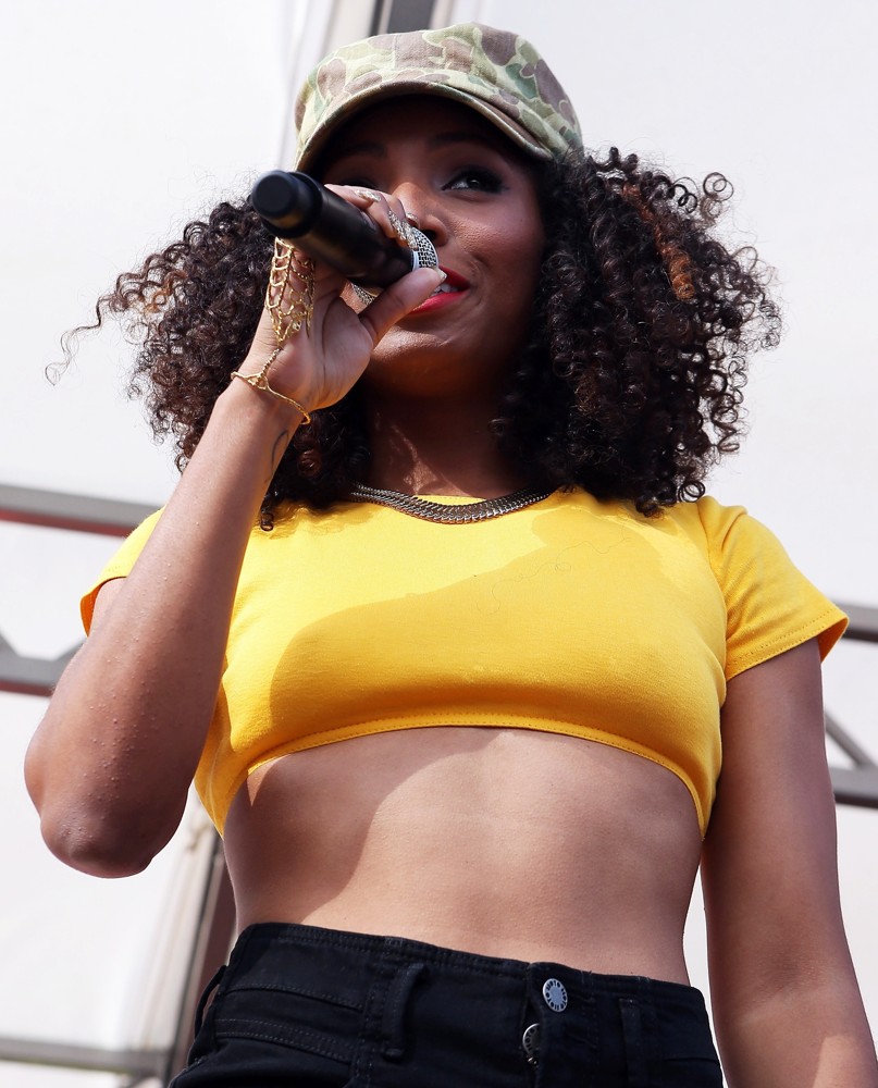 Wynter Gordon;<br>Wynter Gordon Performs Poolside