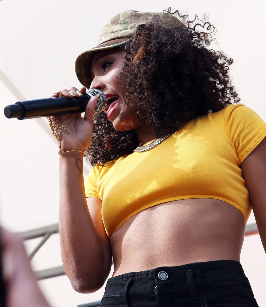 Wynter Gordon;<br>Wynter Gordon Performs Poolside