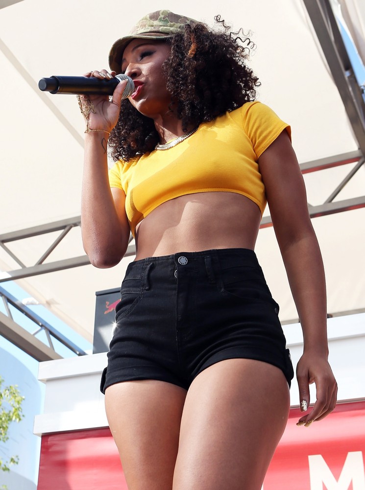 Wynter Gordon;<br>Wynter Gordon Performs Poolside