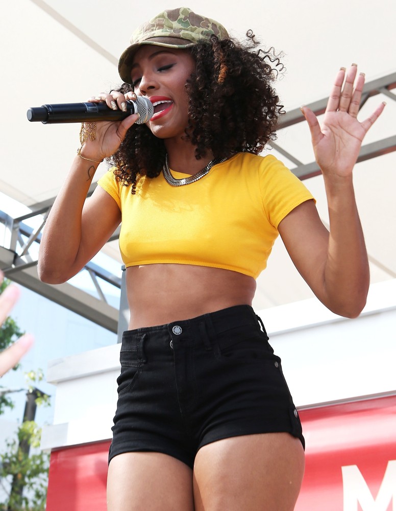 Wynter Gordon;<br>Wynter Gordon Performs Poolside