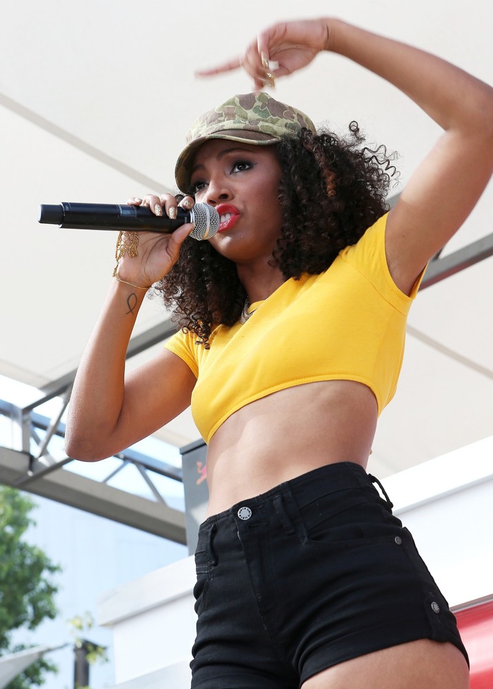 Wynter Gordon;<br>Wynter Gordon Performs Poolside