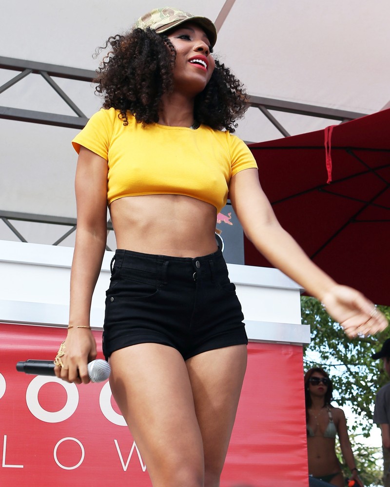 Wynter Gordon;<br>Wynter Gordon Performs Poolside