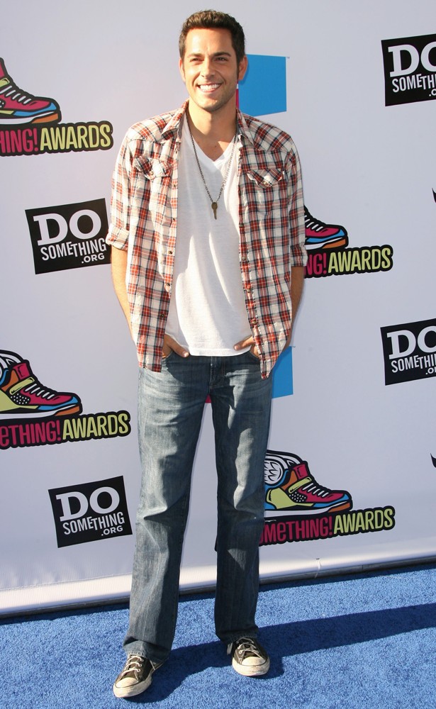 Zachary Levi;<br>2011 Do Something Awards - Arrivals